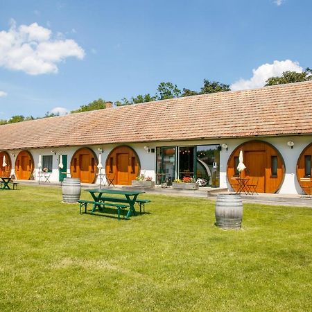 Winzerhof Kuessler - Weinviertel Hotel Stillfried Bagian luar foto