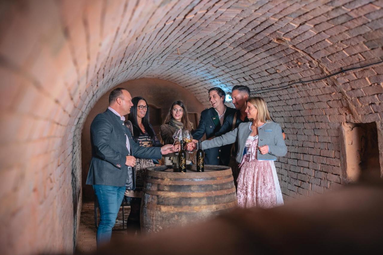 Winzerhof Kuessler - Weinviertel Hotel Stillfried Bagian luar foto