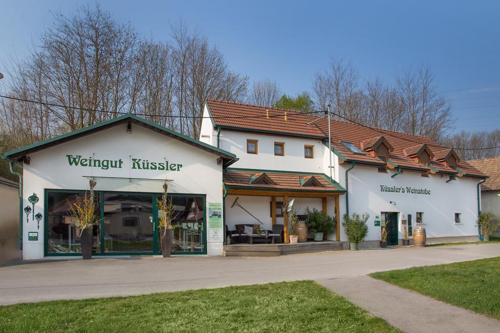 Winzerhof Kuessler - Weinviertel Hotel Stillfried Bagian luar foto