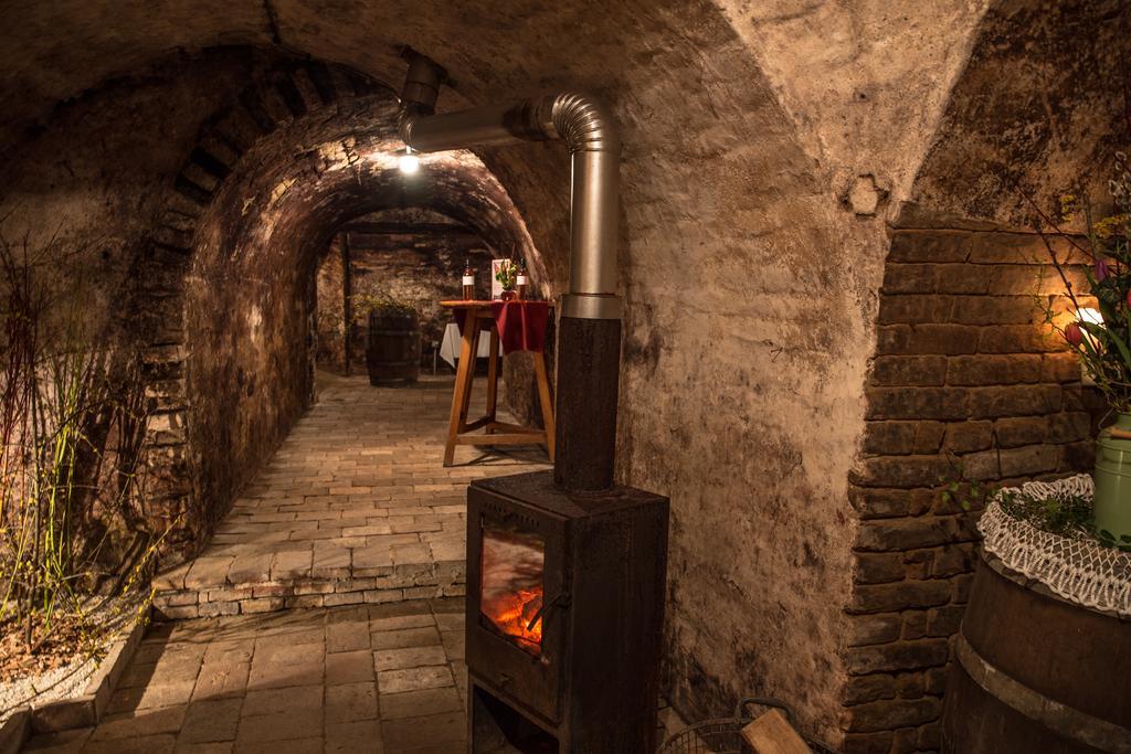 Winzerhof Kuessler - Weinviertel Hotel Stillfried Bagian luar foto