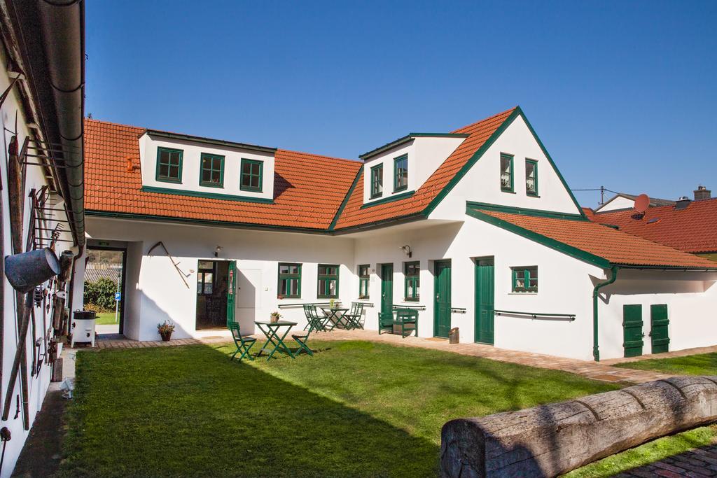 Winzerhof Kuessler - Weinviertel Hotel Stillfried Bagian luar foto